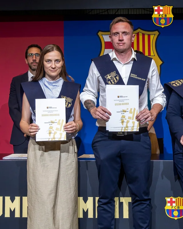 Stefan Kehrer mit seinem Berufsdiplom bei der Verleihung in Barcelona